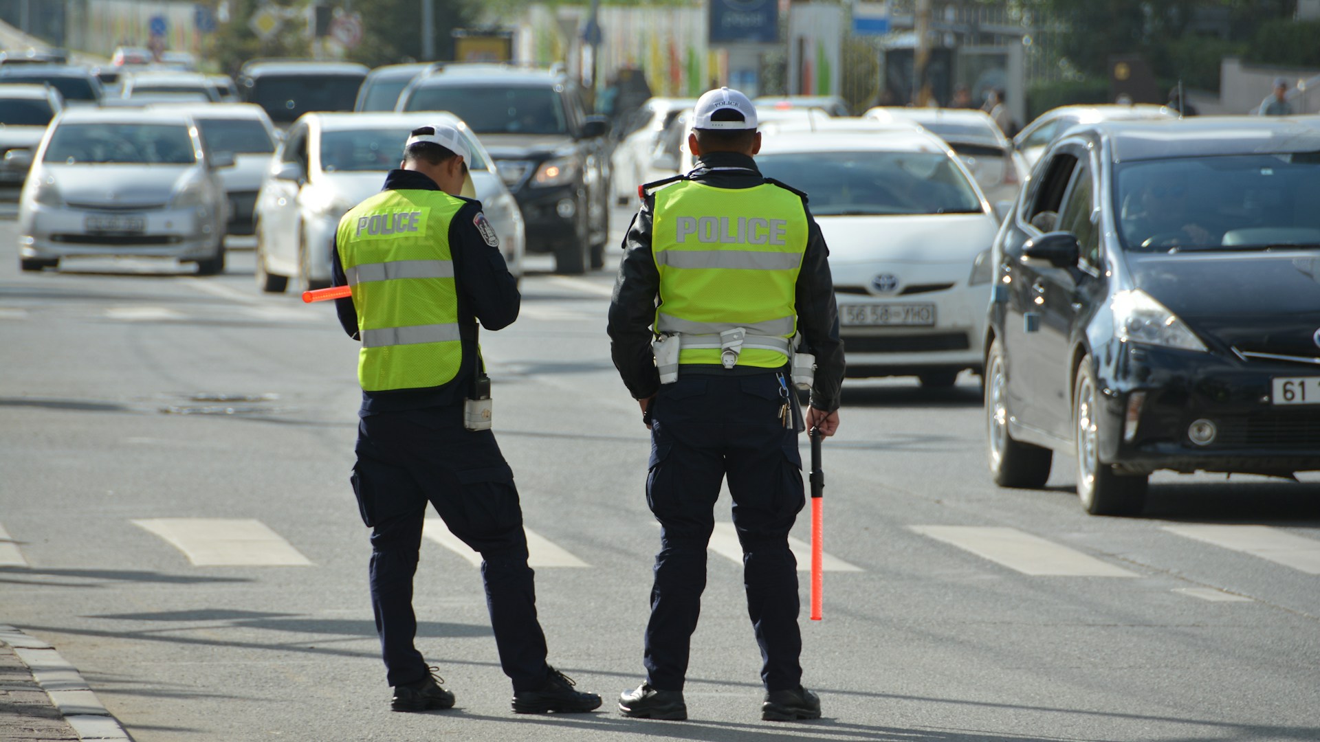 Policías locales en servicio en una calle